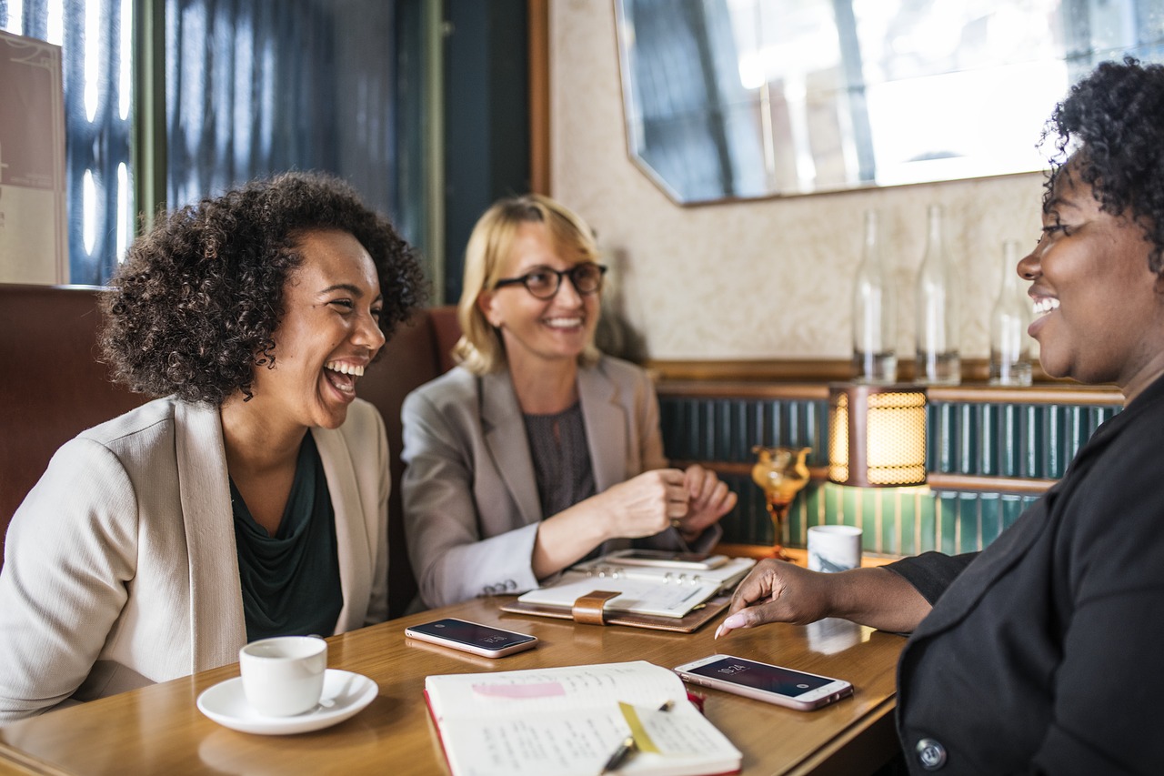 3 vrouwen aan tafel